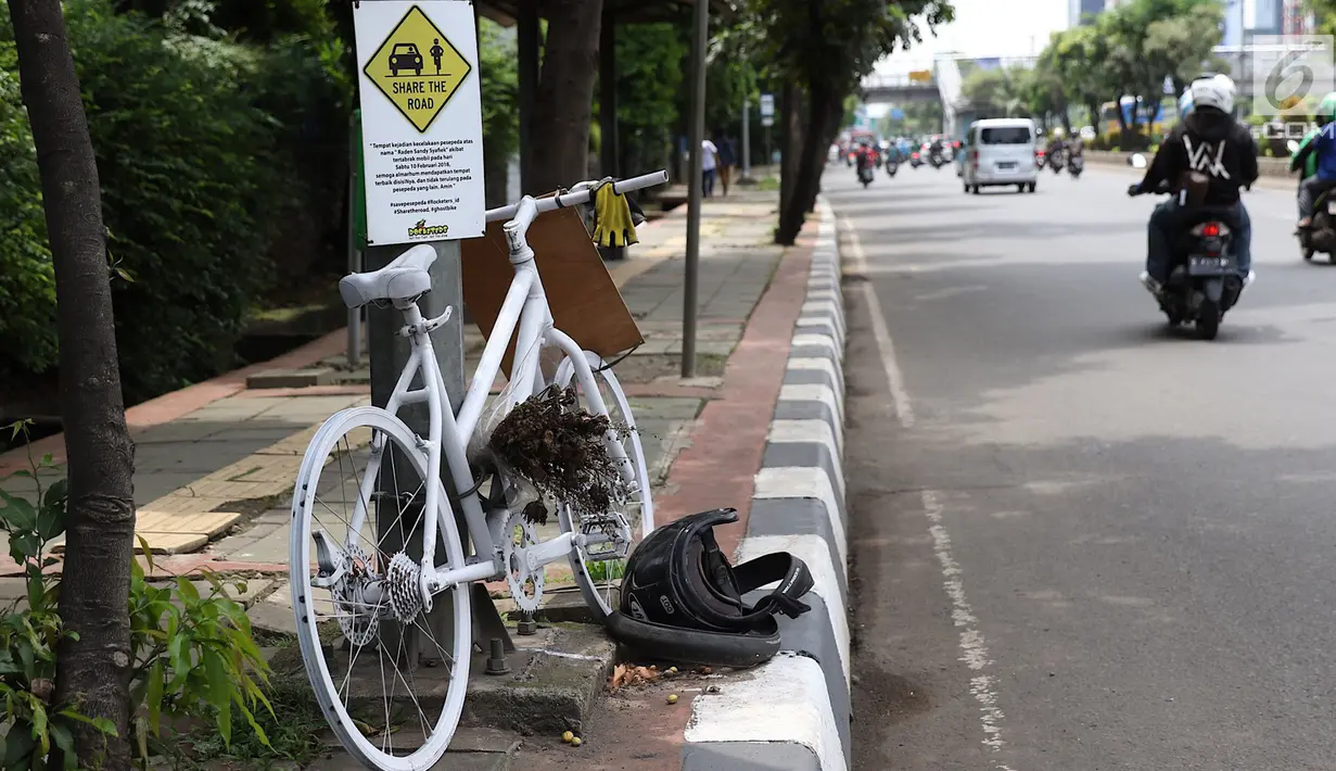 Monumen sepeda putih atau ghost bike bersandar di sebuah tiang kawasan Jenderal Gatot Subroto, Jakarta, Senin (12/3). Monumen itu untuk mengenang pesepeda Raden Sandy Syafiek yang tewas tertabrak mobil. (Liputan6.com/Immanuel Antonius)
