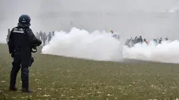 Polisi menembakan gas air mata untuk membubarkan aksi demonstrasi yang dilakukan oleh aktivis anti-nuklir di Mandres-en-Barrois, Prancis (3/3). (AFP Photo/Jean Christope Verhaegen)