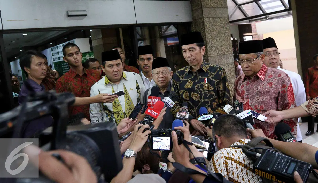 Presiden Joko Widodo memberikan keterangan kepada awak media saat menyambangi kantor PBNU di Jalan Kramat Raya, Jakarta, Senin (7/11). Kedatangan Jokowi tersebut untuk melakukan silaturahmi dengan pimpinan ormas Islam. (Liputan6.com/Faizal Fanani)
