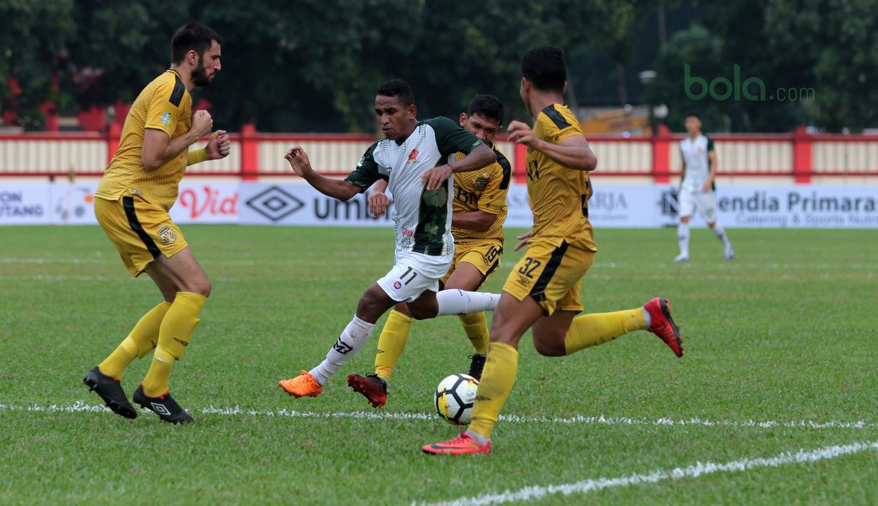 Pemain PS Tira, Pandi Lestaluhu (tengah) berusaha melewati kepungan pemain Bhayangkara FC pada lanjutan Liga 1 2018 di Stadion PTIK, Jakarta, Jumat (4/5/2018). Bhayangkara bermain imbang 1-1 dengan PS Tira. (Bola.com/Nick Hanoatubun)