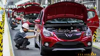 Pekerja merakit mobil di pabrik VinFast, Haiphong, Vietnam, Jumat (14/6/2019). VinFast merupakan produsen sekaligus mobil nasional (mobnas) asal Vietnam. (Manan VATSYAYANA/AFP)