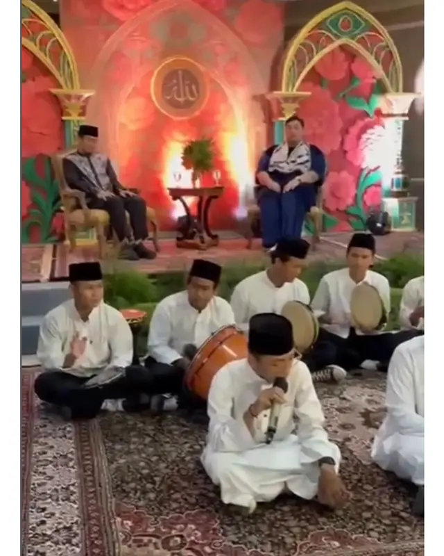 6 Potret Ivan Gunawan gelar Walimatus Safar jelang haji, menangis saat cium kaki sang ibunda