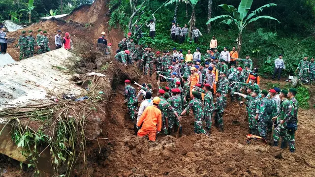 Petugas berusaha mencari korban longsor di Kecamatan Cijeruk, Bogor (Liputan6.com/Achmad Sudarno)