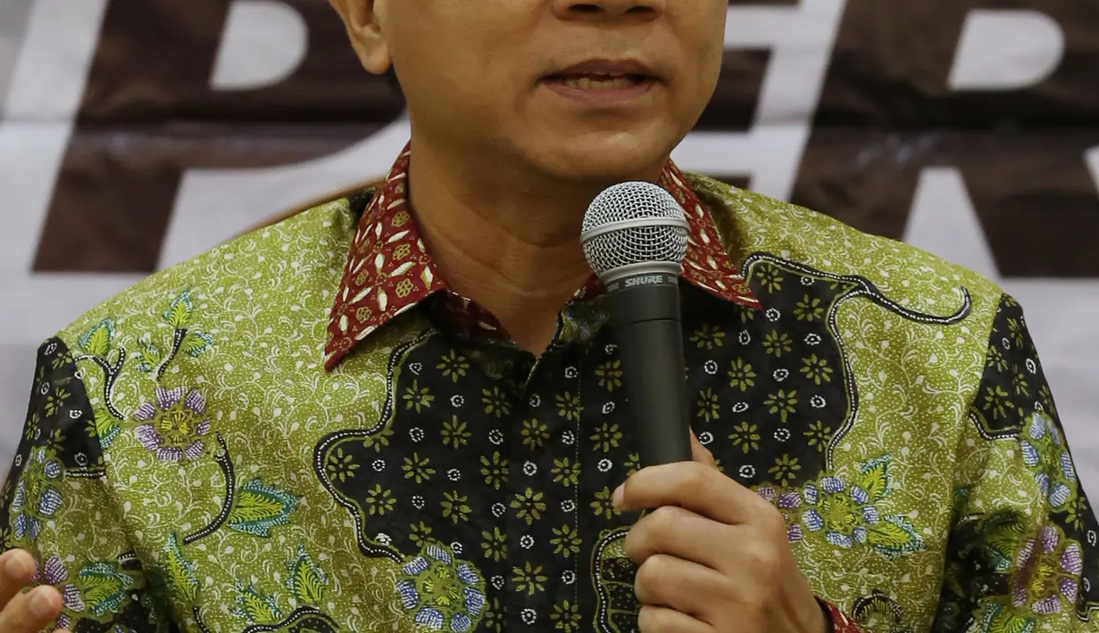 Ketua MPR Zulkifli Hasan saat memberi keterangan pers di Kompleks Parlemen, Senayan, Jakarta, Selasa (14/2). Dalam keterangan persnya Zulkifli berharap Pilkada besok berjalan dengan lancar dan aman. (Liputan6.com/Johan Tallo)