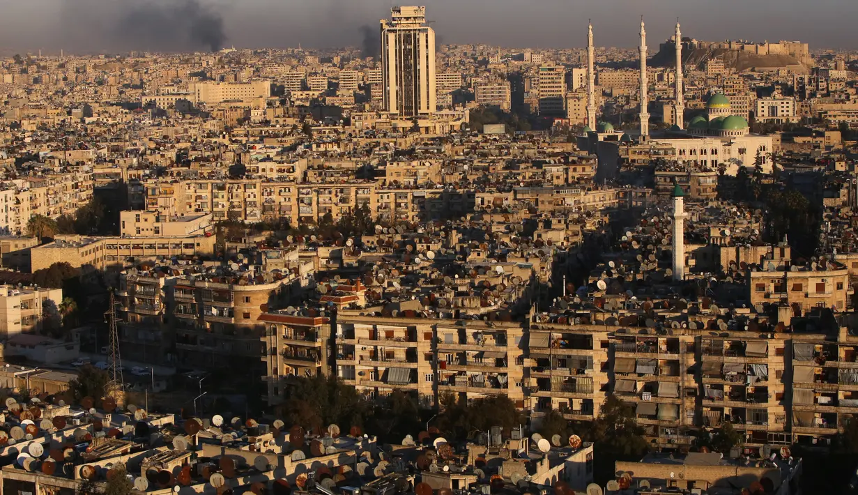 Kondisi Aleppo yang belum hancur akibat perang, Suriah (3/12). Pertempuran sengit antara tentara Suriah dengan pemberontak menyebabkan kondisi Aleppo semakin memprihatinkan. (AFP PHOTO / Youssef KARWASHAN)