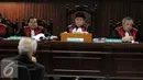 Terdakwa OC Kaligis mendengarkan hakim saat sidang pemeriksaan terdakwa di Pengadilan Tipikor, Rabu (11/11). Sidang menghadirkan saksi Yulius Irwansyah Mawarji yang merupakan anak buah OC Kaligis. (Liputan6.com/Helmi Afandi)