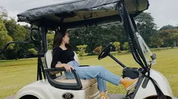Banyak cara yang bisa dilakukan agar bisa melepas penat. Seperti saat Sandrinna Michelle bersantai dengan menikmati pemandangan dari mobil golf. Sandrinna terlihat begitu menikmati suasana tenang di lapangan golf. (Liputan6.com/IG/@sandrinna_11)