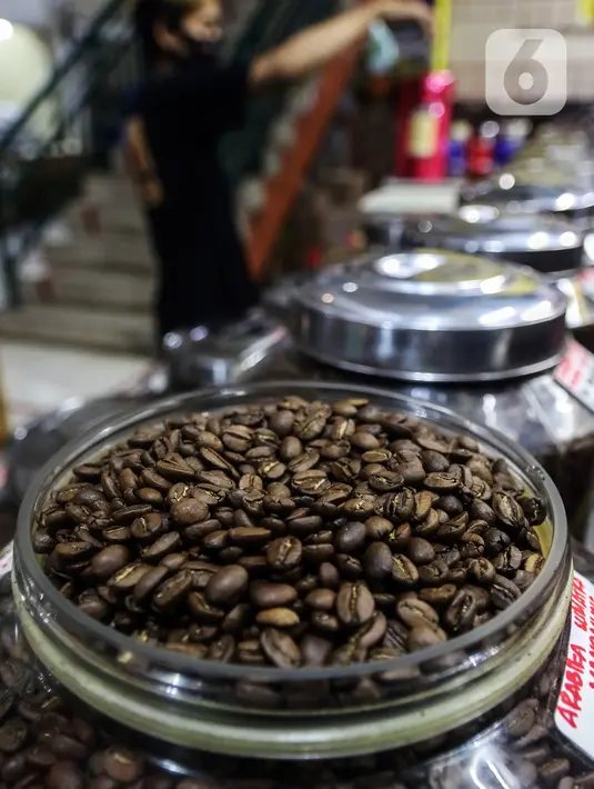 Produk biji kopi yang dijual salah satu gerai kopi di kawasan Jakarta, Rabu (24/3/2021). Tahun ini pemerintah menargetkan produksi kopi nasional sebesar 834.750 ton, naik dari tahun lalu sebanyak 769,7 ribu ton. (Liputan6.com/Johan Tallo)