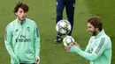 Bek Real Madrid, Sergio Ramos (kanan) saat mengikuti latihan tim di Valdebebas di Madrid, Spanyol (5/11/2019). Real Madrid akan melawan wakil Turki, Galatasaray pada Grup A Liga Champions di Estadio Santiago Bernabeu. (AP Photo/Manu Fernandez)