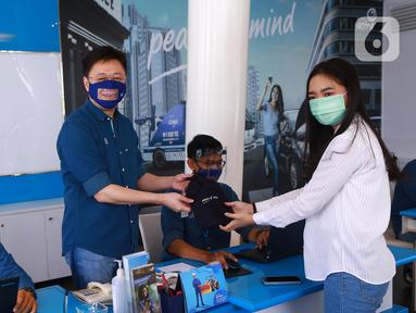 CEO Asuransi Astra, Rudy Chen memberikan bingisan kepada pelanggan pada peringatan Hari Pelanggan Nasional (Harpelnas) di Garda Center TB Simatupang, Jakarta, Jumat (4/9/2020). (Liputan6.com/HO/Eko)