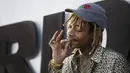 Rapper Wiz Khalifa saat menghadiri pemutaran perdana "Furious 7" di TCL Chinese Theatre IMAX, Los Angeles, Rabu (1/4/2015). Film tersebut menghadirkan aktor Paul Walker yang meninggal musim gugur lalu sebelum menyelesaikan film.(REUTERS/Mario Anzuoni)