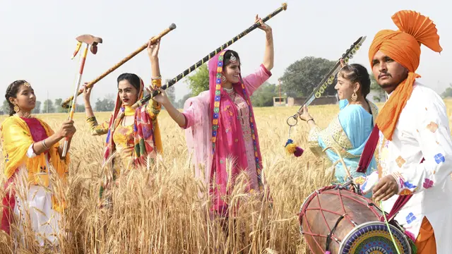 FOTO: Tarian Tradisional Rakyat Punjab Jelang Festival Panen Baisakhi