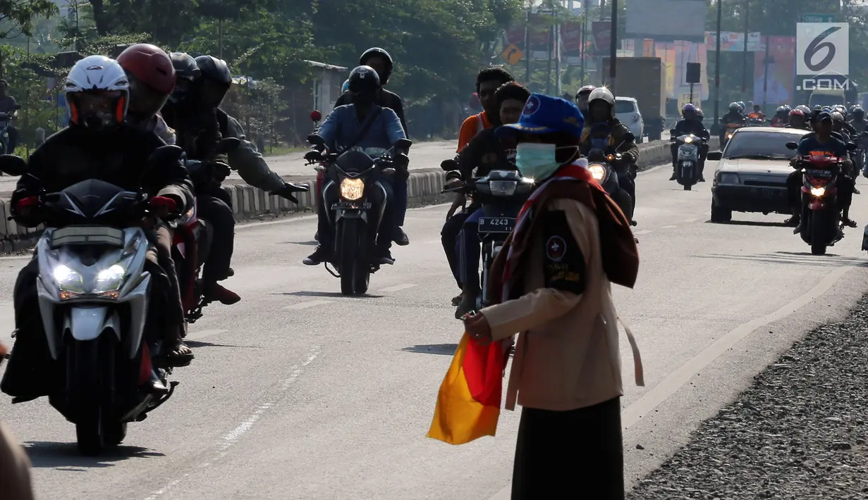 Pemudik melintasi Jalur Pantura, Cirebon, Jawa Barat, Rabu (21/6). Kondisi Jalur Pantura saat H-4 Lebaran masih terlihat lancar dan diperkirakan puncak arus mudik akan terjadi pada Kamis - Jumat (H-3/-2 Lebaran) (Liputan6.com/Johan Tallo)