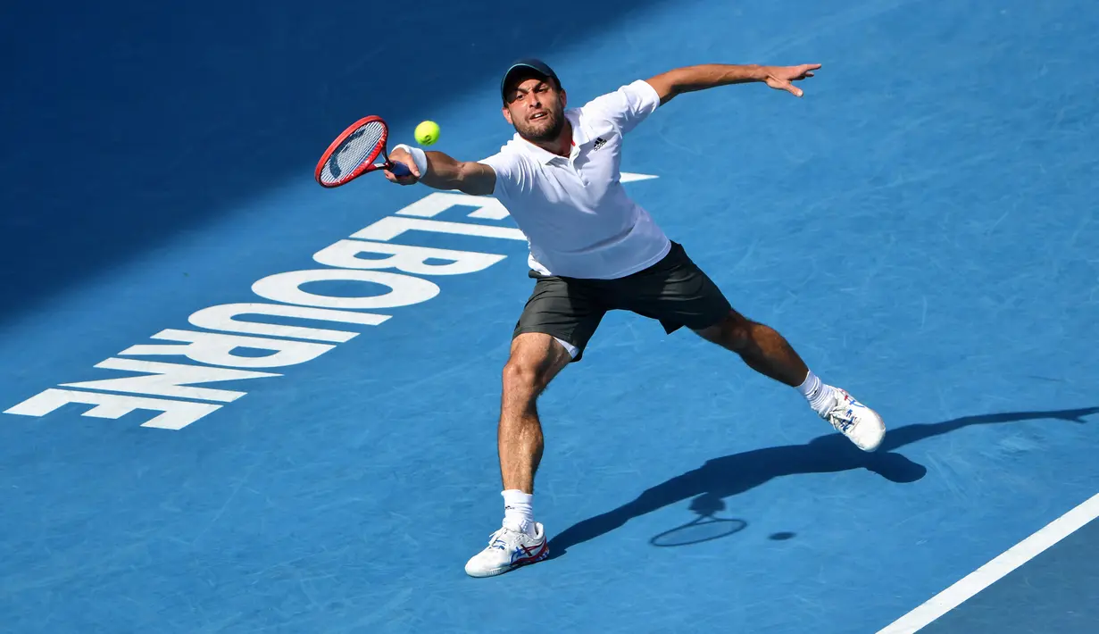 Aslan Karatsev baru pertama kali lolos ke babak utama dalam turnamen grand slam, yang sudah ia ikuti sejak 2014. Dalam sembilan kesempatan sebelumnya ia selalu terhenti di babak kualifikasi. (Foto: AFP/Paul Crock)