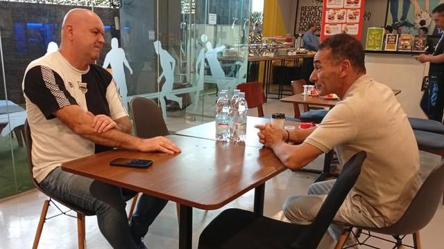 Pelatih Persib Bandung, Bojan Hodak, dengan arsitek Timnas Indonesia U-23, Gerald Vanenburg.