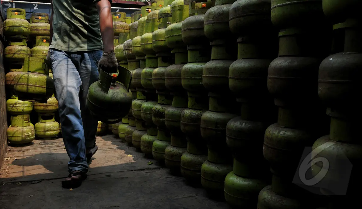 Pekerja membongkar muat elpiji tiga kg di agen elpiji Karet Kuningan, Jakarta, Selasa (26/5/2015). Untuk menghindari subsidi yang tidak tepat sasaran, Pertamina melabeli gas tiga Kg dengan "Hanya untuk Masyarakat Miskin". (Liputan6.com/Johan Tallo)