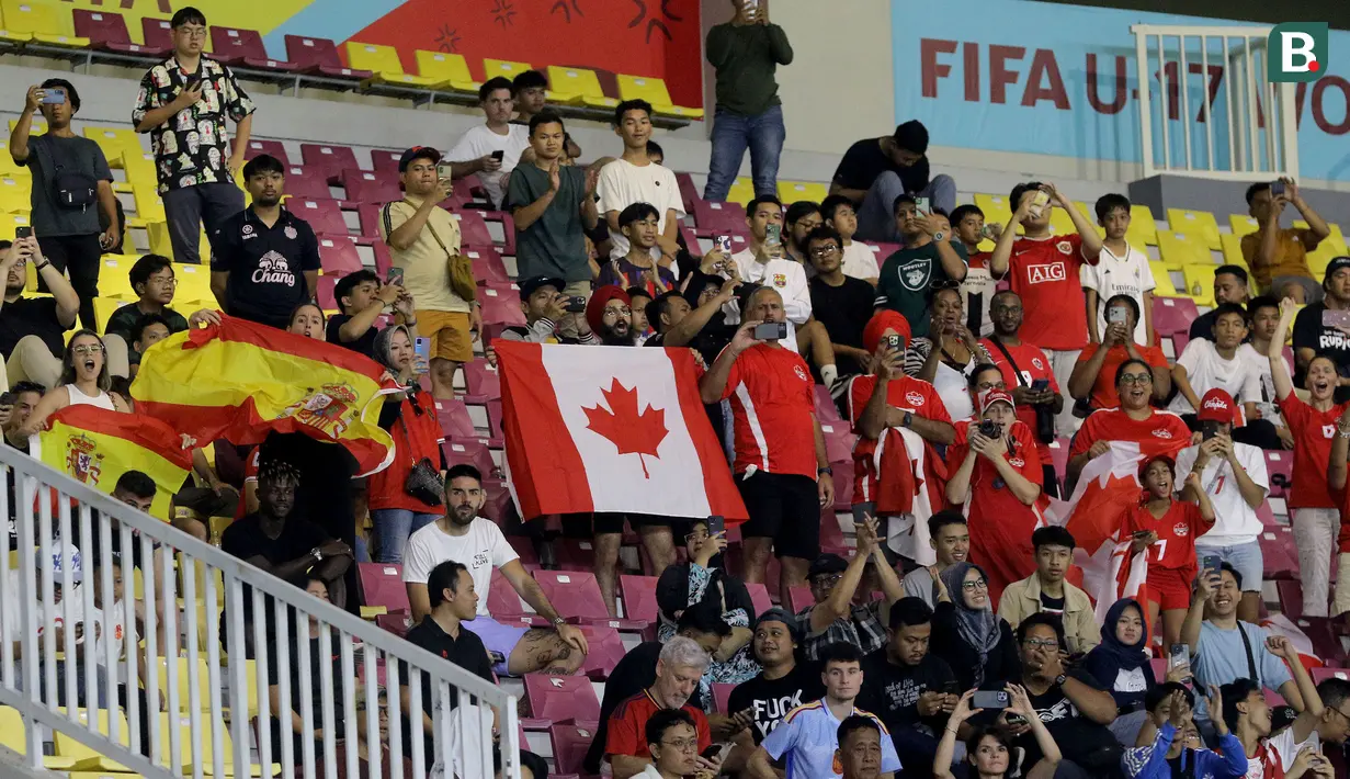 <p>Para suporter Timnas Spanyol U-17 dan Kanada U-17 hadir mendukung timnya dalam pertandingan babak penyisihan Grup B Piala Dunia U-17 di Stadion Manahan, Solo, Jumat (10/11/2023). (Bola.com/Arief Bagus)</p>