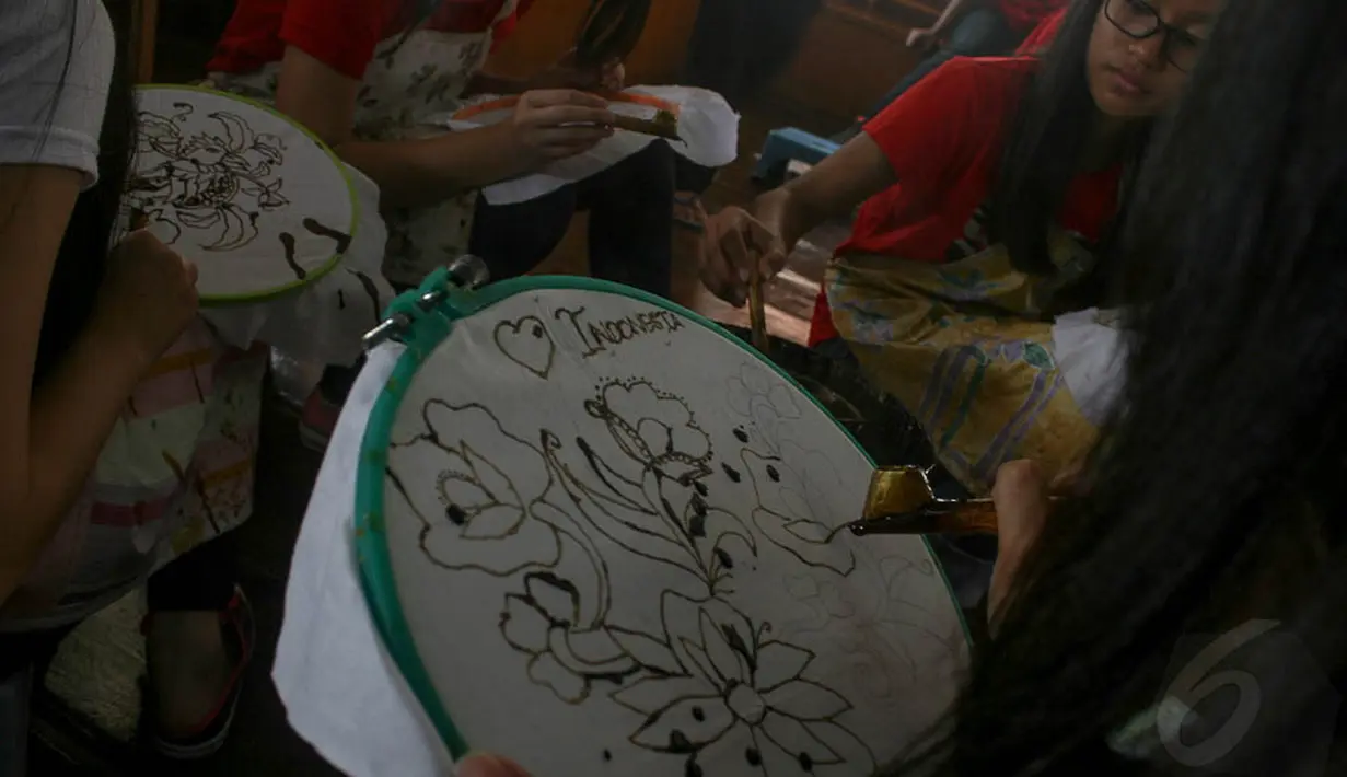 Puluhan siswa sekolah menengah pertama (SMP) belajar membatik di Museum Tekstil, Jakarta, (2/10/14). (Liputan6.com/Faizal Fanani)