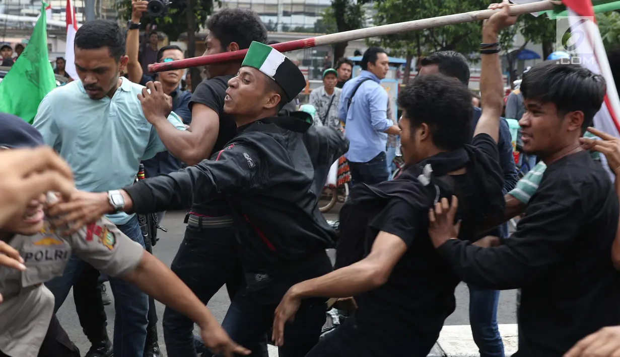 Sejumlah massa yang mengaku dari Himpunan Mahasiswa Islam terlibat bentrok dengan aparat kepolisian saat aksi unjuk rasa di depan Gedung KPK, Jakarta, Rabu (18/9/2019). Dalam aksinya, mereka menolak pimpinan KPK terpilih periode 2019-2023. (Liputan6.com/Helmi Fithriansyah)