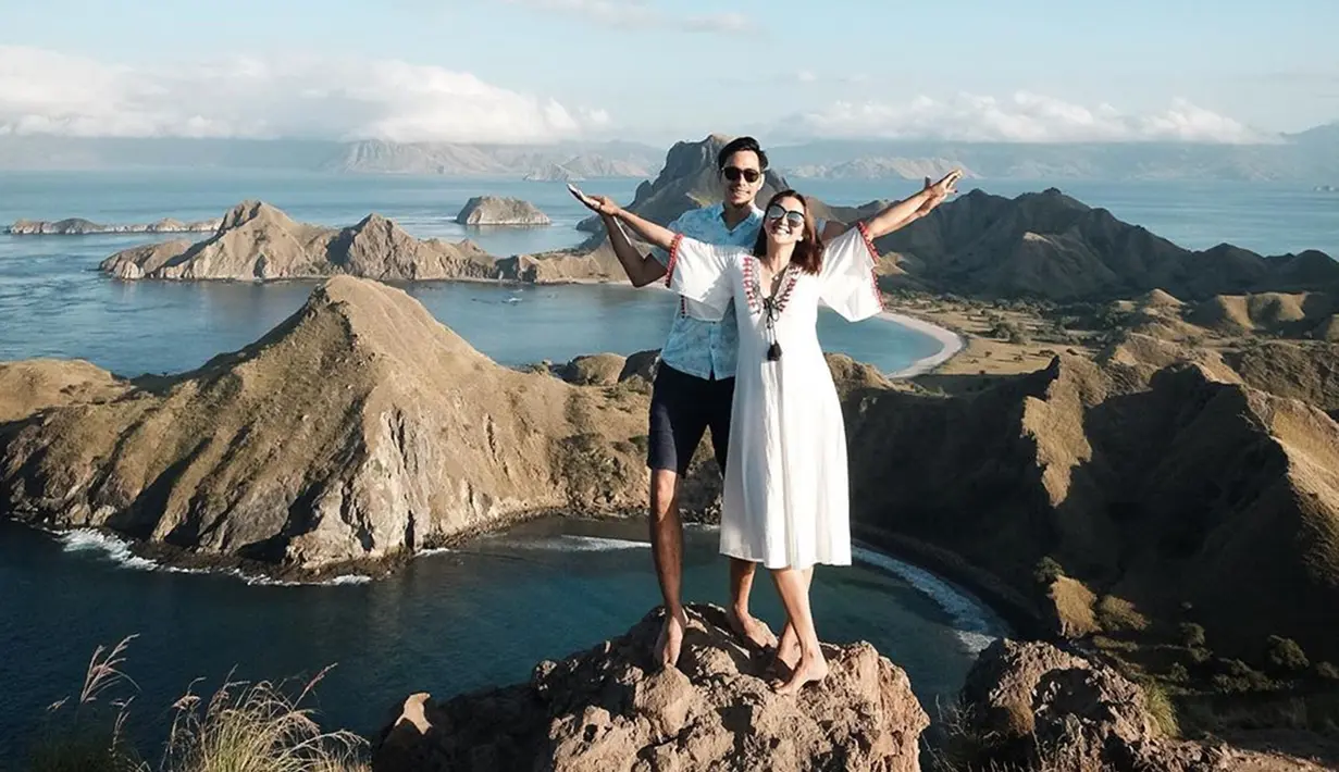 Menikmati keindahan Labuan Bajo bersama pasangan tentu menyenangkan. Darius dan Donna juga melakukan hal tersebut, bahkan dalam foto tersebut terlihat bergaya bak film Titanic. (Liputan6.com/IG/@dagnesia)