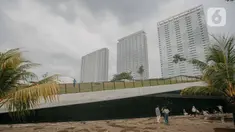 Warga berada di dekat proyek revitalisasi Taman Ismail Marzuki, Cikini, Menteng, Jakarta, Selasa (31/5/2022). Dalam rangka menyambut Hari Ulang Tahun DKI Jakarta ke-495, Pusat kesenian dan kebudayaan Taman Ismail Marzuki atau TIM di Jalan Cikini Raya, Jakarta Pusat aka mulai dibuka secara bertahap. (Liputan6.com/Faizal Fanani)