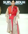 Momen kembalinya Paula Verhoeven melenggang di atas panggung JFW 2024. Ia mengenakan gaun pleated transparan bermotif ombak dari Ernesto Abram. [Foto: IG/@paulaverhoeven]