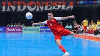 Pemain Timnas Futsal Indonesia, Samuel Eko berusaha mencetak gol ke gawang Jepang dalam laga semifinal Piala Asia Futsal 2026 di Indonesia Arena, Senayan, Jakarta, Kamis (05/02/2026). (Bola.com/Bagaskara Lazuardi)