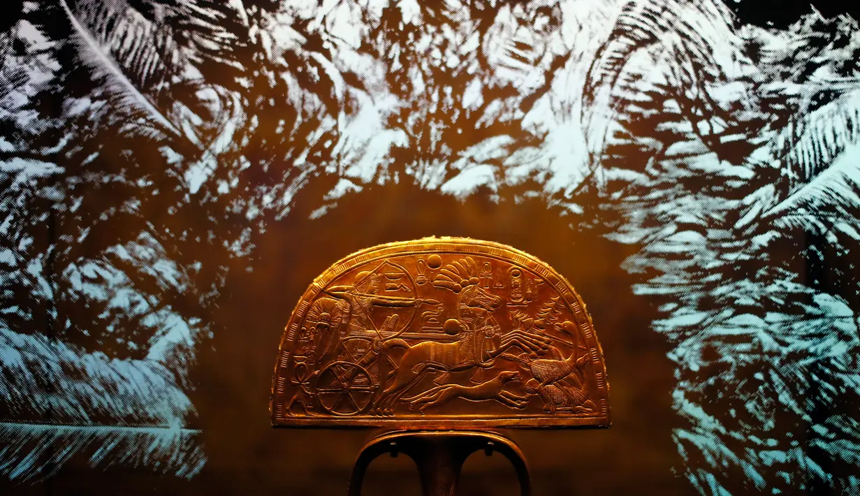 Kipas kayu 'Ostrich Hunt' ditampilkan dalam pameran tentang harta karun Firaun Tutankhamun di Grande Halle of La Villette, Paris, Prancis, Kamis (21/3). (AP Photo/Francois Mori)