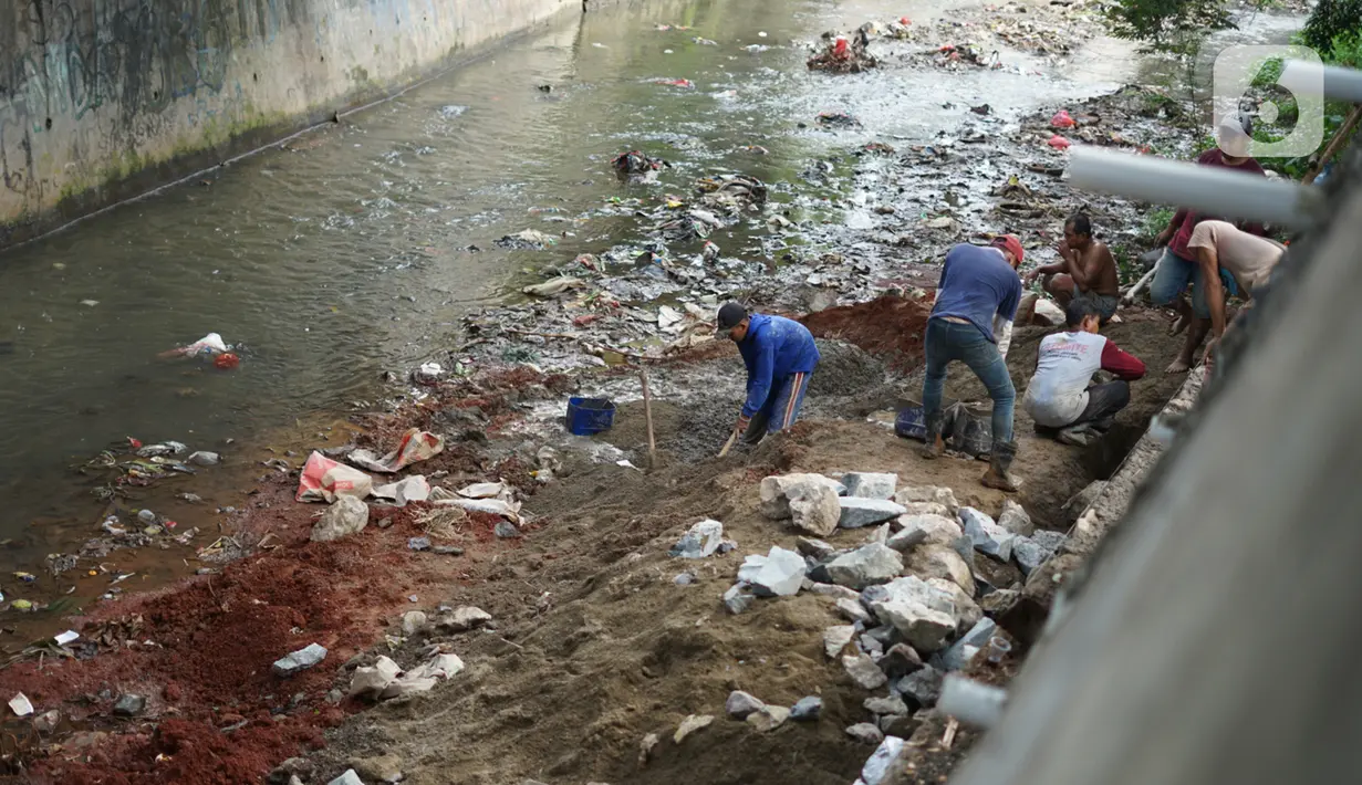 Pekerja menyelesaikan pembangunan turap di dinding Kali Tanah Baru, Depok, Jawa Barat, Kamis (3/12/2020). Pembangunan turap dilakukan guna mencegah tanah longsor yang terjadi di sejumlah titik di sepanjang bantaran Kali Tanah Baru tersebut. (Liputan6.com/Immanuel Antonius)