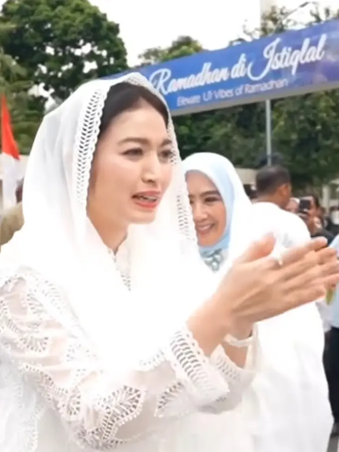 Selvi Ananda  saat Buka Bersama di Masjid Istiqlal