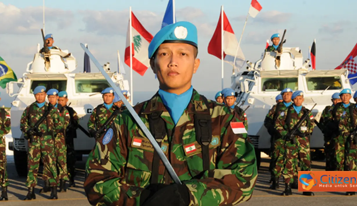 Citizen6, Lebanon: Prajurit Konga menerima perintah harian dalam upacara militer Peringatan HUT TNI ke-66 di Kampung Naqoura, Lebanon Selatan pada, Rabu (5/10). (Pengirim: Badarudin Bakri)