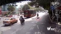 Seroang pria tua terjatuh dan tak berdaya di tengah jalan, namun tak ada satu pun yang menolong. (Shangaiist)