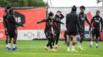 Penyerang SL Benfica asal Argentina, Gianluca Prestianni (tengah) saat mengikuti sesi latihan menjelang leg pertama play-off Liga Champions 2025/2026 melawan Real Madrid di Kampus Benfica, Seixal, pinggiran Lisbon, Portugal, pada Senin 16 Februari 2026. SL Benfica bakal menjamu Real Madrid pada leg pertama play-off babak gugur Liga Champions 2025/2026 di Estadio da Luz, Lisbon, Portugal, pada Rabu (18/2/2026) dini hari pukul 03.00 WIB. (PATRICIA DE MELO MOREIRA/AFP)