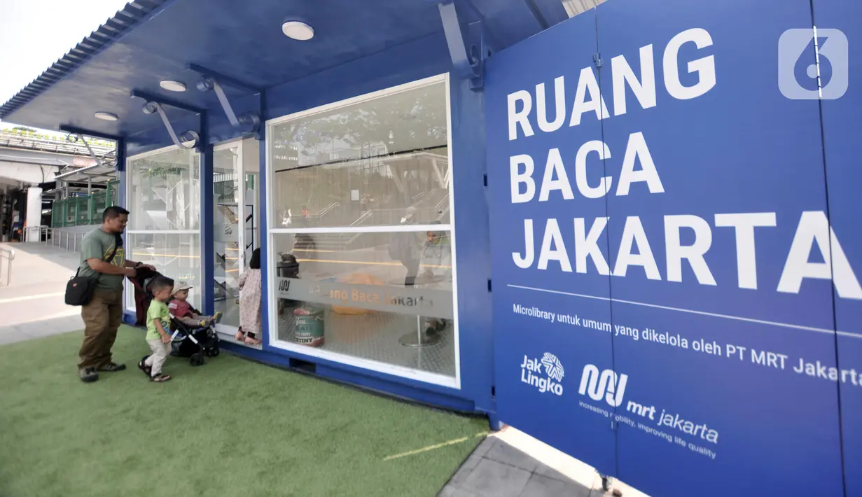 Warga memasuki Ruang Baca Jakarta di kawasan Dukuh Atas, Minggu (8/12/2019). Perpustakaan mini yang dibuat PT MRT Jakarta tersebut menyajikan berbagai jenis buku. (merdeka.com/Iqbal Nugroho)