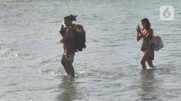 Wisatawan antre naik ke kapal boat menuju kawasan wisata Nusa penida dan Nusa lembongan di Pelabuhan Sanur, Denpasar, Bali, Senin (2/5/20222). Libur panjang lebaran tahun ini berdampak positif kepada jumlah keberangkatan wisatawan menuju Nusa Penida ataupun Nusa Lembongan. (merdeka.com/Arie Basuki)