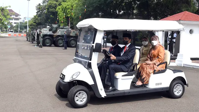 FOTO: Presiden Jokowi Pimpin Upacara HUT ke-76 TNI di Istana Merdeka
