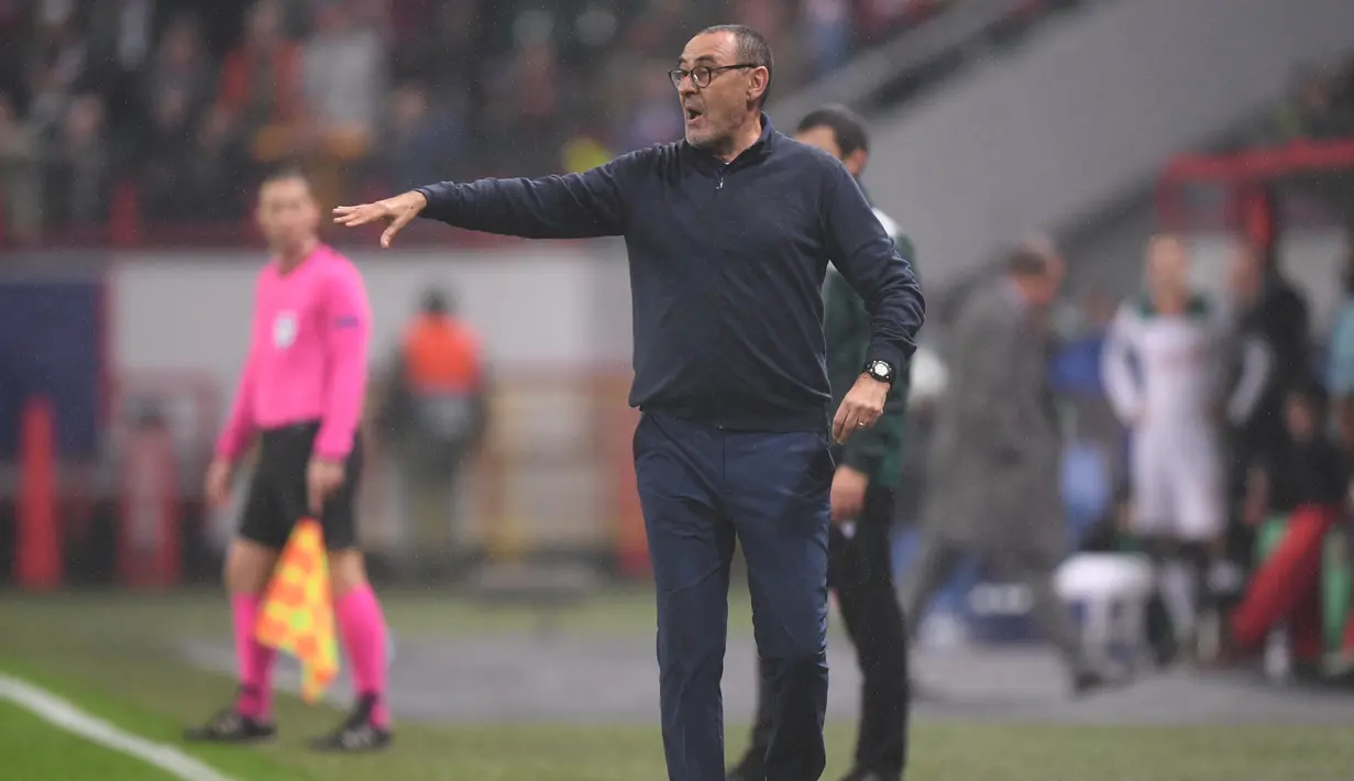 Pelatih Juventus, Maurizio Sarri menginstruksikan pemainnya saat bertanding melawan Lokomotiv Moscow pada pertandingan Grup D Liga Champions di stadion RZD Arena, Moskow (6/11/2019). Juventus menang 2-1 atas Lokomotiv Moscow. (AFP Photo/Kirill Kudryavtsev)