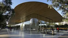 Fasilitas Visitor Center di kawasan Apple Park yang resmi dibuka untuk umum di Cupertino, California, Jumat (17/11). Dalam pembukaan, Apple mengundang warga sekitar untuk merasakan pengalaman dengan inovasi yang dihadirkan di Apple Park. (AP/Eric Risberg)