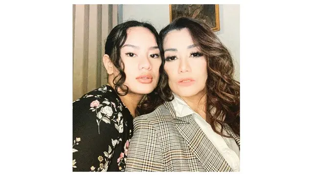 Jarang Tersorot, Ini 7 Potret Kebersamaan Reza Artamevia dan Zahwa Massaid