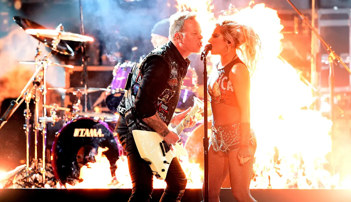 Lady Gaga bersama vokalis James Hetfield saat berkolaborasi di Grammy Awards ke-59, Los Angeles (12/2). Metallica dan Lady Gaga membawakan lagu Moth Into Flame dari album terbaru, Hardwired To Self Destruct. (Kevin Winter/Getty Images for NARAS/AFP)