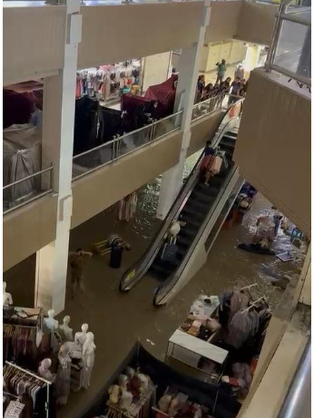 Mal Mega Bekasi terendam banjir.