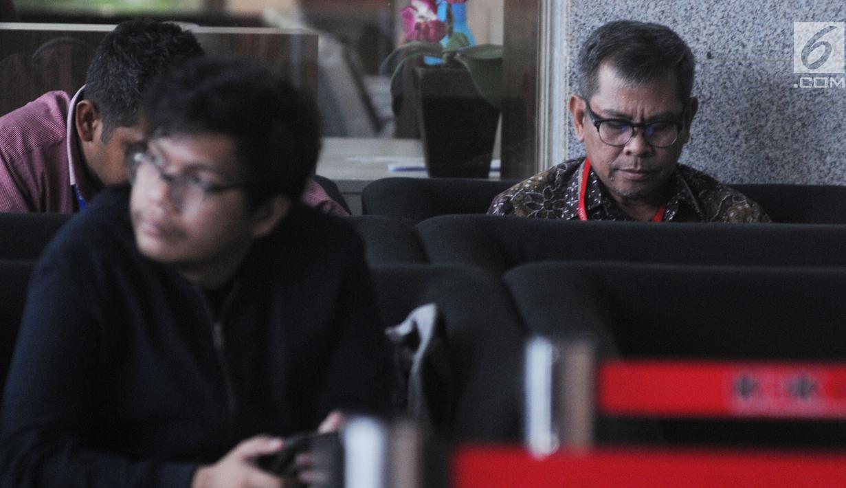 Mantan Wakil Bupati Bekasi, Rohim Mintareja berada di ruang tunggu untuk menjalani pemeriksaan di Gedung KPK, Jakarta, Kamis (24/1).  Rohim Mintareja diperiksa sebagai saksi untuk tersangka Bupati nonaktif Neneng Hasanah Yasin. (Merdeka.com/Dwi Narwoko)