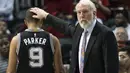 Pelatih San Antonio Spurs, Gregg Popovich memegang kepala Tony Parker usai timnya kalah dari Atlanta Hawks pada lanjutan NBA basketball game di Philips Arena, (01/01/2017). Atlanta menang 114-112. (AP/John Amis)