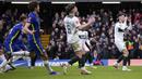 Namun eksekusi yang diambil Ryan Hardie (kanan) sendiri dan diarahkan ke pojok kiri gawang mampu ditangkap dengan sempurna oleh Kepa Arrizabalaga. (AP/Matt Dunham)