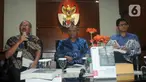 Ketua KPK Agus Rahardjo (tengah), dosen hukum pidana Unpar Agustinus Pohan (kiri), dan Wakil Ketua KPK Laode M Syarief saat menjadi pembicara diskusi di Gedung KPK, Jakarta, Kamis (19/12/2019). Diskusi membahas gagasan perubahan UU Tipikor. (merdeka.com/Dwi Narwoko)
