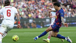 Bek Barcelona, Joao Cancelo, saat mencetak gol untuk timnya ke gawang Sevilla dalam lanjutan La Liga Spanyol di Camp Nou, Minggu (15/3/2026) malam WIB. (Lluis GENE / AFP)