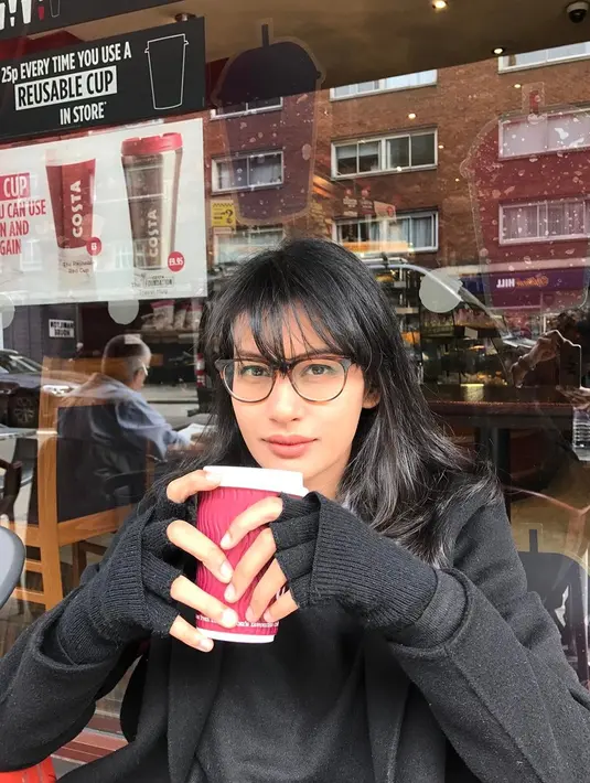 Tampil dengan pakaian serba hitam lengkap dengan sarung tangan, kacamata yang dipakai ibu dua orang anak ini semakin membuatnya terlihat memesona. Pemain Film 27 Steps of May ini berpose dengan kopi di tangannya. (Liputan6.com/IG/@raihaanun)