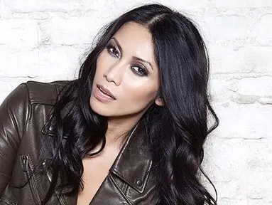 Anggun C Sasmi, penyanyi yang kini menetap di Pari memang memiliki sejuta pesona. Tak hanya punya suara merdu, parasnya yang cantik dengan makeup tebal pun banyak dikagumi. (Liputan6.com/IG/@anggun_cipta)