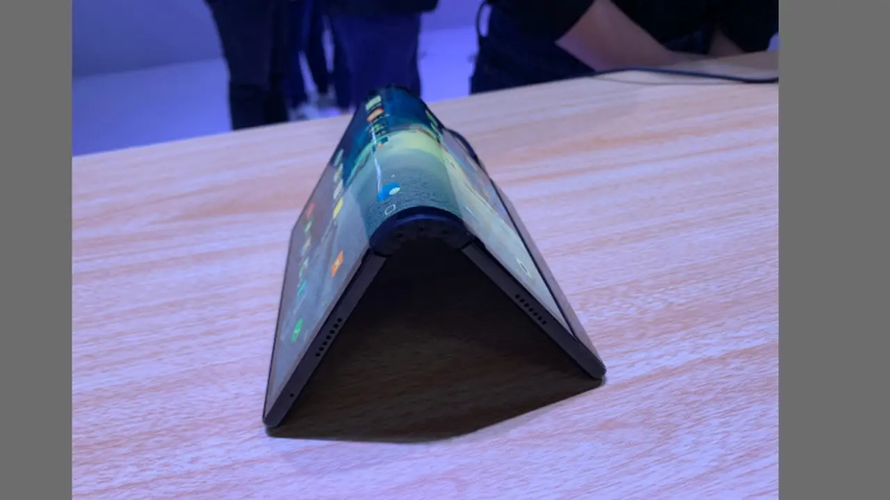 Smartphone layar lipat