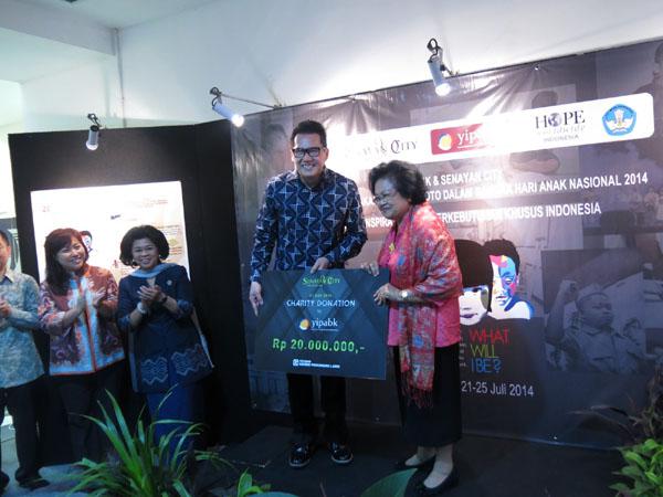 Veri Y. Setiady secara simbolis memberikan bantuan kepada Yayasan Indonesia Peduli Anak Berkebutuhan Khusus (YIPABK) | copyright vemale.com